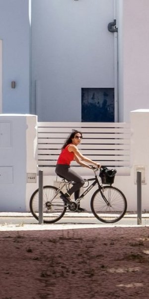 γυναίκα κάνει ποδήλατο για να ζήσει περισσότερο και να έχει μακροζωία