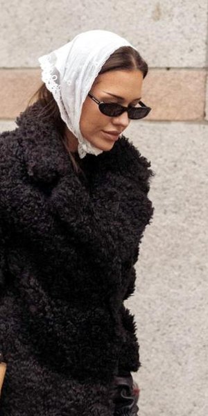 Γυναίκα με μαντήλι στα μαλλιά 