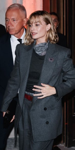 Η Μάργκοτ Ρόμπι στο Μιλάνο απογειώνει το γκρι κοστούμι με κομψό layering -Η λεπτομέρεια που έκανε τη διαφορά