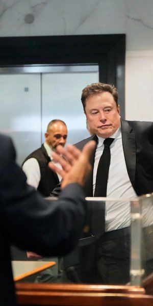 O Ελον Μασκ μόλις έχει φτάσει στο δικαστήριο