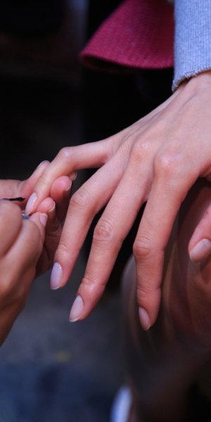 «Ξεχάστε το μπορντό: Αυτό είναι το νέο it χρώμα για μίνιμαλ μανικιούρ»