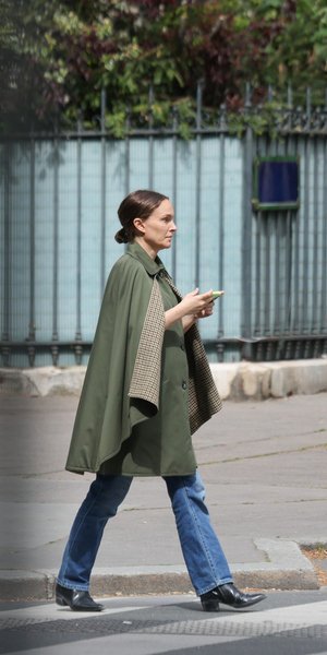 Η έγκυος Νάταλι Πόρτμαν δημιουργεί ένα απόλυτα παριζιάνικο look με μια vintage κάπα Hermès