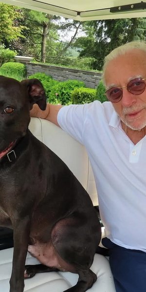 Ο δισεκατομμυριούχος Νέλσον Πελτζ με τον σκύλο του 