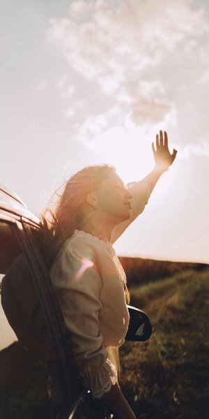 νέα γυναίκα σε αυτοκίνητο κόντρα στον ήλιο