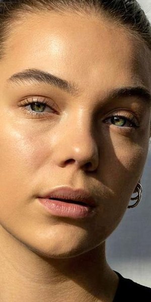 Γυναίκα με καθαρό πρόσωπο 