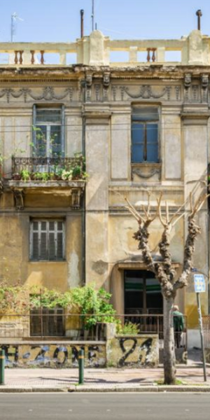 Πολλοί τη θεωρούν ως την παλαιότερη σωζόμενη πολυκατοικία της Αθήνας, ένα υπέροχο κτίσμα που ξεπερνά πλέον τον έναν αιώνα ζωής / ΙNSTAGRAM
