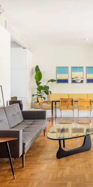 Ένα σκοτεινό διαμέρισμα του ’60 στα Εξάρχεια μεταμορφώνεται σε σύγχρονο φωτεινό σπίτι