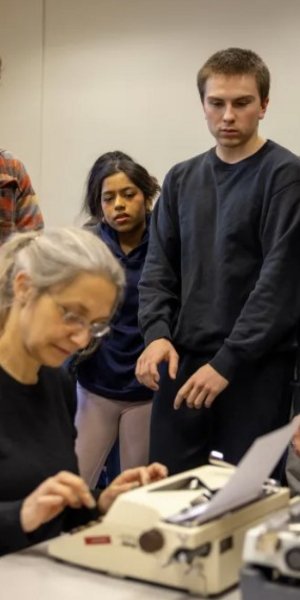 Η Γκριτ Ματίας Φελπς, διδάσκουσα γερμανικής γλώσσας, εισήγαγε αυτή την πρακτική το 2023 ως απάντηση στην τεχνητή νοημοσύνη / ΑΡ