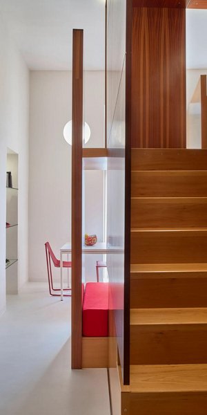 Ο «κύβος», η δομή που οργανώνει το σπίτι, φαίνεται να αιωρείται μέσα σε έναν λευκό όγκο που θυμίζει κινηματογραφικές ατμόσφαιρες/ Φωτογραφία: Bruno Architetture