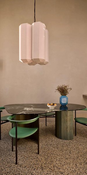 Στο νέο τμήμα του δαπέδου χρησιμοποιήθηκε εντυπωσιακό terrazzo, δημιουργώντας μια ισχυρή αντίθεση με τον παλαιότερο χώρο/ Φωτογραφία: Louis Denavaut