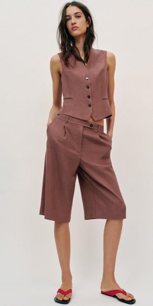 Μοντέλο με λινό σύνολο Zara