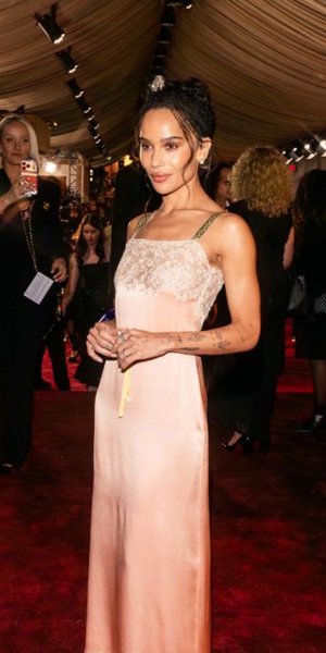 Λίγο νυχτικό, λίγο καφτάνι: To κομμάτι της άνοιξης 2026 που φοριέται από το πρωί ως το βράδυ