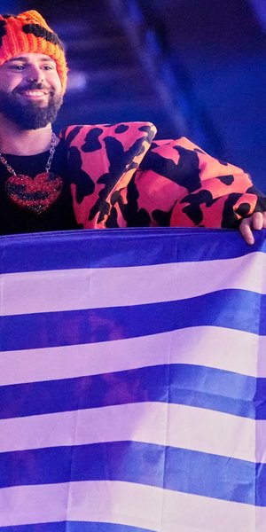 Ο Akylas στο Wiener Stadthalle κρατώντας την ελληνική σημαία 