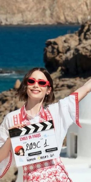 Lilly Collins στη Μύκονο
