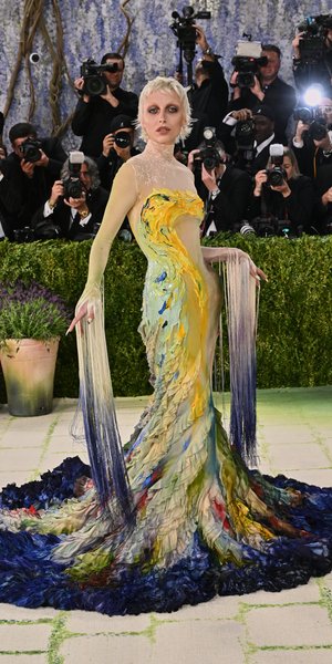 Η Έμμα Τσάμπερλεϊν στο Met Gala