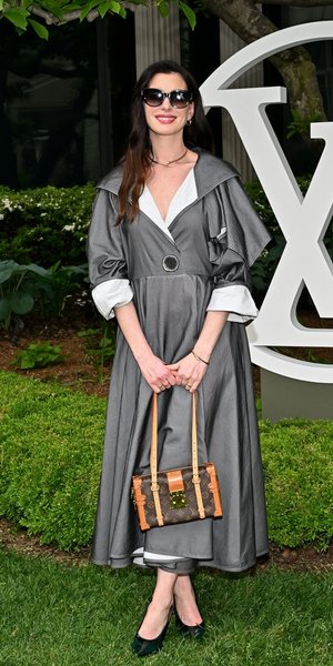 Η Αν Χάθαγουεϊ σε glamorous εμφάνιση με τον σύζυγό της που αγνόησε το dress code