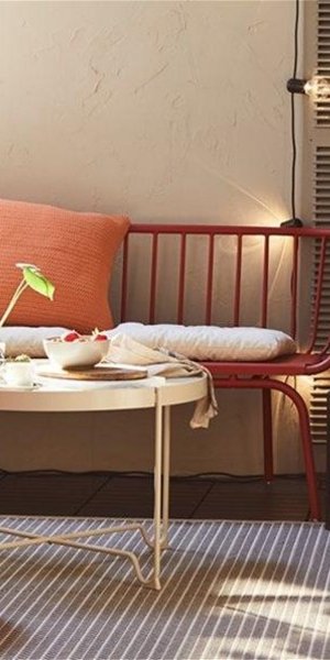 Ξεχάστε τα στεφάνια και τις γιρλάντες: Το απλό τρικ που μεταμορφώνει τη βεράντα του σπιτιού