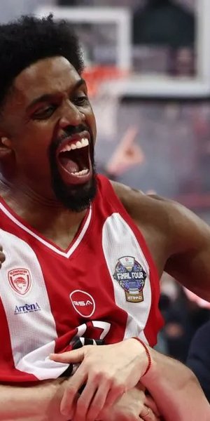 Ο ΜακΚίσικ πανηγυρίζει την κατάκτηση της Euroleague 2026 με τον Ολυμπιακό 