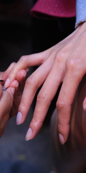 Ξηρό μανικιούρ: Η νέα viral τεχνική που αλλάζει την περιποίηση των νυχιών