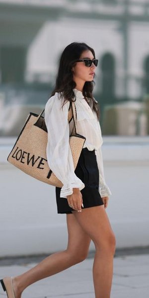 νέα γυναίκα λευκό πουκάμισο τσάντα loewe μαύρο σορτς