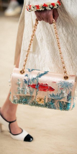 Πέρα από τα κλασικά τσαντάκια: Τα clutch που ορίζουν το φετινό καλοκαίρι