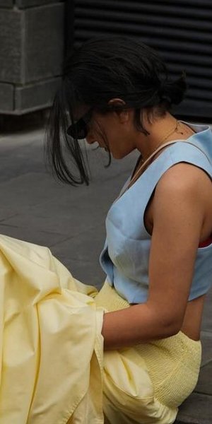 Baby Blue & Butter Yellow: Ο πιο φρέσκος χρωματικός συνδυασμός που θα βλέπεις παντού φέτος