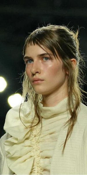 μοντέλο με λευκό πουκάμισο στο show Dries Van Noten