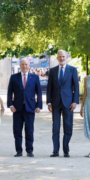 Βασίλισσα Λετίθια και πριγκίπισσα Σαρλίν μαζί στη Μαδρίτη: Τα chic μίντι φορέματα που έκλεψαν την παράσταση
