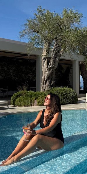 Η μητέρα του Harry Styles κάνει διακοπές στην Κέρκυρα