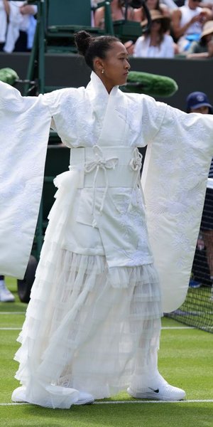 Η Ναόμι Οσάκα έκλεψε την παράσταση στο Wimbledon με εντυπωσιακό λευκό κιμονό με ουρά