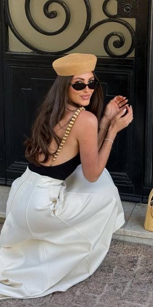 Influencer φοράει καπέλο