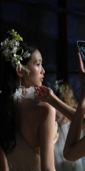 ασιάτισσες μοντέλα backstage σε επίδειξη μόδας