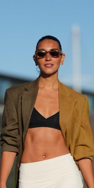 Beachwear και αξεσουάρ: Οι καλύτερες αγορές που αξίζει να κάνεις τώρα στις εκπτώσεις
