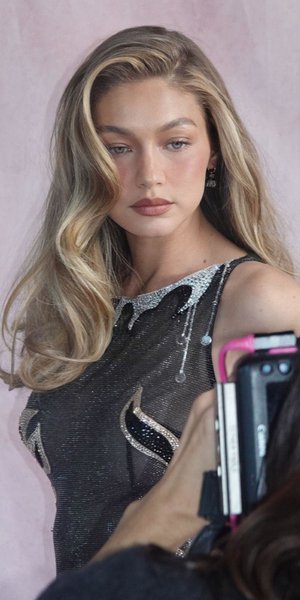 Miu-Miu Waves: Ο πιο hot συνδυασμός κουρέματος και χτενίσματος για τα μακριά μαλλιά