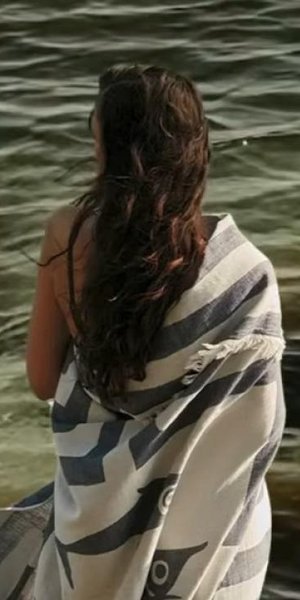 Οι πετσέτες fouta έχουν γίνει το πιο κομψό καλοκαιρινό αξεσουάρ -Και δεν είναι μόνο για την παραλία