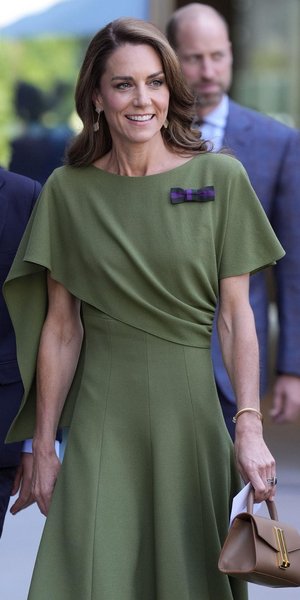 Η Κέιτ Μίντλετον με φόρεμα στο πράσινο του κυνηγού με εφέ κάπας -Η εμφάνιση που αποθέωσαν οι fashionistas