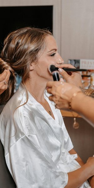 Πώς να απλώνετε το ρουζ ανάλογα με το σχήμα του προσώπου σας -Η τεχνική που κολακεύει κάθε χαρακτηριστικό
