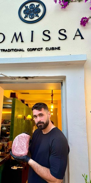 Ο επιχειρηματίας Στέφανος Νεδέλκος στο εστιατόριό του «Κόμισσα» στην Κέρκυρα