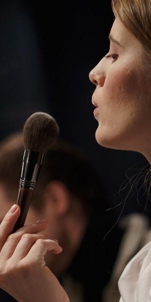 Η απρόσμενη απόχρωση ρουζ που φωτίζει το πρόσωπο και κολακεύει κάθε ηλικία -Χαρίζει φρεσκάδα και λάμψη