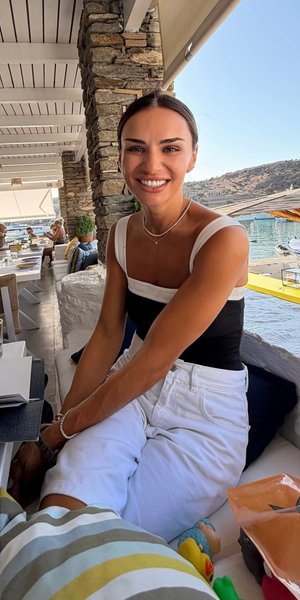 Η ρομαντική περατζάδα της Ελένης Τσολάκη με τον σύζυγό της, κάτω από την Αυγουστιάτικη Πανσέληνο