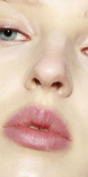 Ξεχάστε τα lip fillers: Το πανεύκολο trick για ζουμερά, σαρκώδη χείλη