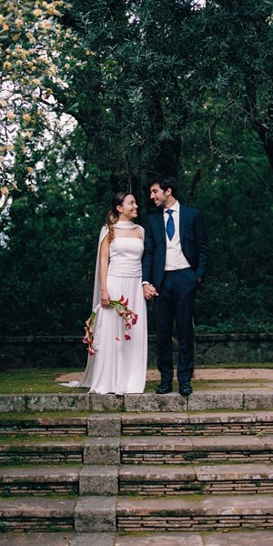Το bridal look που έγινε viral -Η νύφη με το λιτό νυφικό και την ξεχωριστή ανθοδέσμη