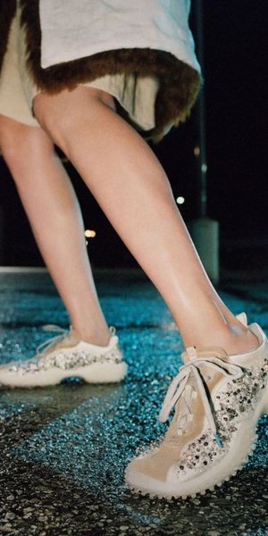 Τα sneakers που λάτρεψαν όλες στα 00s επιστρέφουν -Η Miu Miu αναβιώνει το παπούτσι-σύμβολο της εποχής
