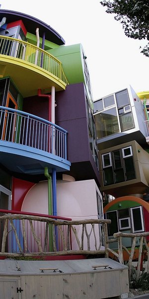 Εξωτερική άποψη της πειραματικής κατοικίας «Reversible Destiny Lofts MITAKA: In Memory of Helen Keller», στο Τόκιο