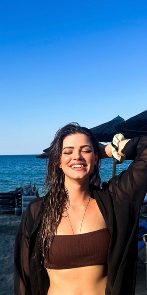 Η Τζένη Καζάκου ποζάρει με μπικίνι στην πιο elegant απόχρωση του καλοκαιριού -Με τι το συνδύασε