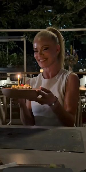 Γενέθλια στο Αίγιο για τη Ζέτα Μακρυπούλια με τον θίασο της «Ειρήνης»: Πόσo χρονών έγινε 
