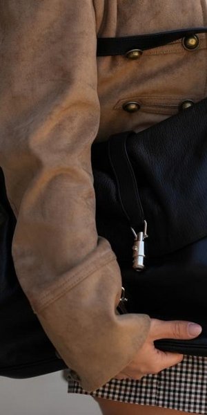 ΚΟΠΕΛΑ ΜΕ ΜΕΓΑΛΗ ΤΣΑΝΤΑ ΣΕ ΜΑΥΡΟ ΧΡΩΜΑ