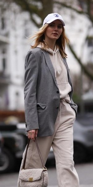 Blazer και φούτερ μαζί: Η τάση των 00s που επιστρέφει στο φθινοπωρινό ντύσιμο