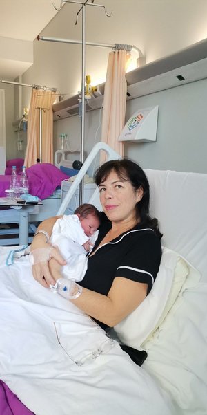 Χριστίνα Ράπτη-Τζελέπη: Έγινε μητέρα στα 54 με έμβρυο που είχε καταψυχθεί πριν από 22 χρόνια