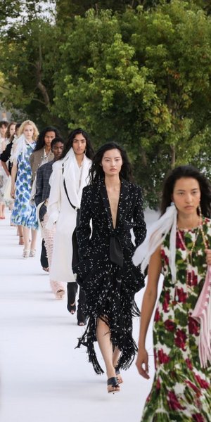 κορίτσια στην πασαρελα του dior 